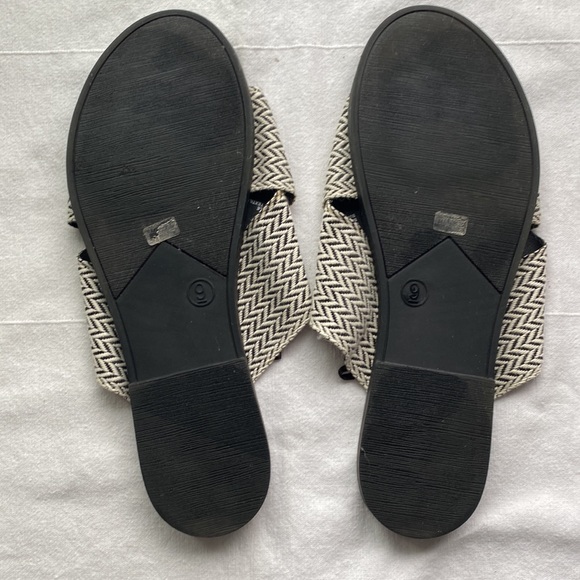 American Eagle Zig-zag Slide On Sandals - Picture 3 of 3